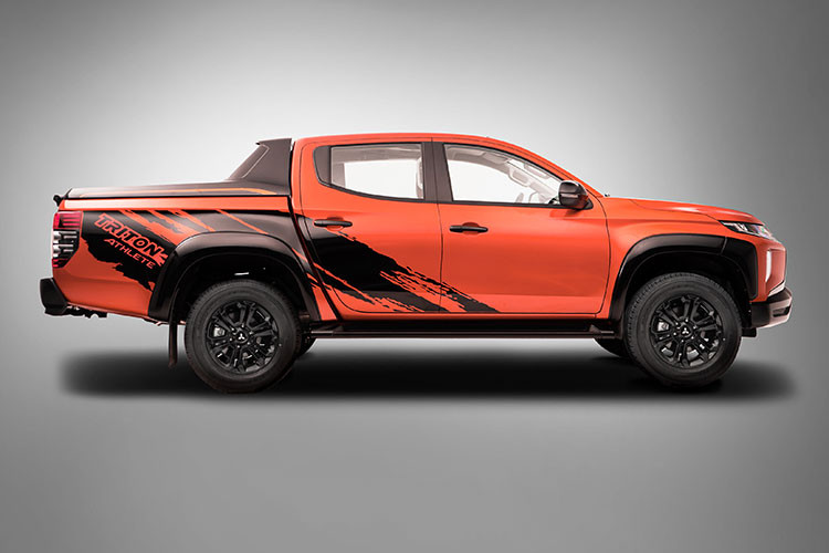 Hai phiên bản của mẫu xe bán tải Mitsubishi Triton Athlete nâng cấp mới mang ngoại hình mạnh mẽ, thể thao, nay hầm hố hơn nhờ những trang bị phụ kiện đặc biệt được sơn đen như ốp cản trước thể thao, lưới tản nhiệt, gương chiếu hậu, mâm xe hợp kim, ốp vè, thanh trang trí thể thao và thiết kế tem xe Athlete chính hãng.