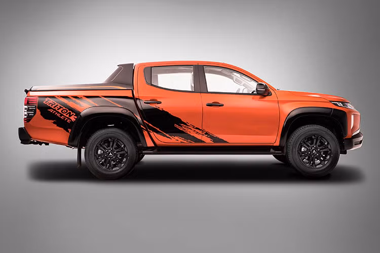 Hai phiên bản của mẫu xe bán tải Mitsubishi Triton Athlete nâng cấp mới mang ngoại hình mạnh mẽ, thể thao, nay hầm hố hơn nhờ những trang bị phụ kiện đặc biệt được sơn đen như ốp cản trước thể thao, lưới tản nhiệt, gương chiếu hậu, mâm xe hợp kim, ốp vè, thanh trang trí thể thao và thiết kế tem xe Athlete chính hãng.