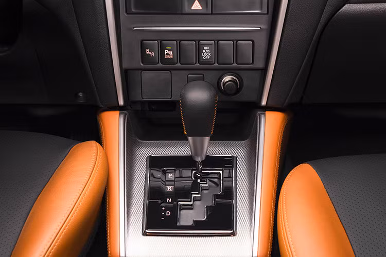 Đặc biệt, hệ thống truyền động 2 cầu Super Select 4WD-II với 4 chế độ gài cầu: 2H (1 cầu), 4H (2 cầu), 4HLc (2 cầu nhanh với khóa vi sai trung tâm) hay 4LLc (2 cầu chậm, khóa vi sai trung tâm) và khóa vi sai cầu sau, cùng 4 lựa chọn chế độ vận hành địa hình (Sỏi – Bùn – Cát – Đá), mang lại khả năng vận hành vượt trội, giúp người lái dễ dàng vượt qua được những cung đường địa hình phức tạp.