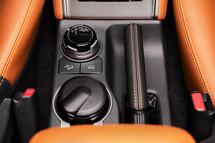 Đồng nhất với diện mạo khỏe khoắn và thể thao, Triton Athlete sở hữu khối động cơ Diesel 2.4L MIVEC trang bị van biến thiên điều khiển điện tử giúp tăng công suất, tiết kiệm nhiên liệu và giảm tối đa tiếng ồn. Hộp số tự động 6 cấp và trang bị lẫy chuyển số trên vô lăng góp phần tăng thêm sự phấn khích về cảm giác lái.