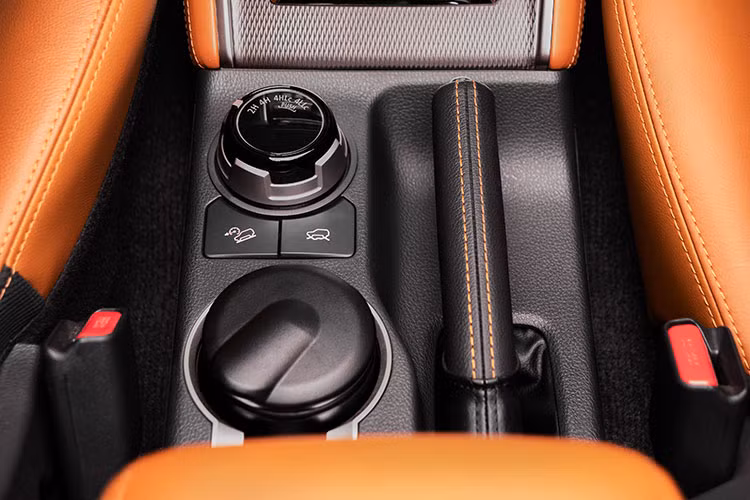 Đồng nhất với diện mạo khỏe khoắn và thể thao, Triton Athlete sở hữu khối động cơ Diesel 2.4L MIVEC trang bị van biến thiên điều khiển điện tử giúp tăng công suất, tiết kiệm nhiên liệu và giảm tối đa tiếng ồn. Hộp số tự động 6 cấp và trang bị lẫy chuyển số trên vô lăng góp phần tăng thêm sự phấn khích về cảm giác lái.