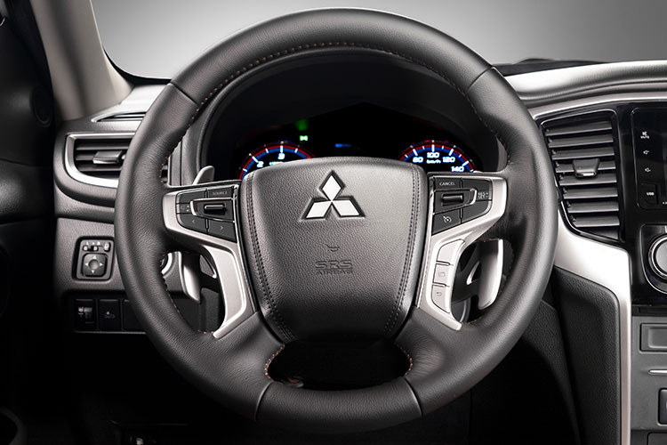 Toàn bộ hai hàng ghế trên xe đều được bọc da cao cấp màu cam - đen. Riêng hàng ghế sau có độ ngả 25° theo thiết kế J-line cùng khoảng để chân lên đến 1.745mm rộng nhất phân khúc sẽ giúp cho người ngồi sau luôn cảm thấy thoải mái, nhất là trong những chuyến đi dài. Trang bị cửa gió điều hòa phía sau trên trần có thể điều chỉnh luồng gió - duy nhất trong phân khúc bán tải hiện nay.