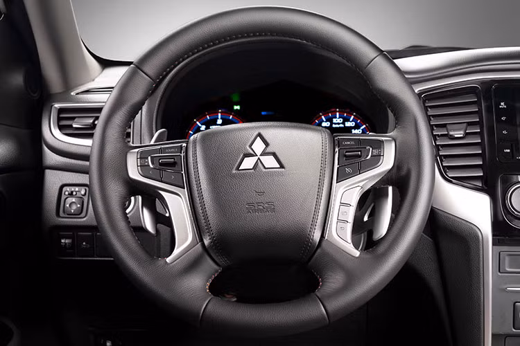 Toàn bộ hai hàng ghế trên xe đều được bọc da cao cấp màu cam - đen. Riêng hàng ghế sau có độ ngả 25° theo thiết kế J-line cùng khoảng để chân lên đến 1.745mm rộng nhất phân khúc sẽ giúp cho người ngồi sau luôn cảm thấy thoải mái, nhất là trong những chuyến đi dài. Trang bị cửa gió điều hòa phía sau trên trần có thể điều chỉnh luồng gió - duy nhất trong phân khúc bán tải hiện nay.