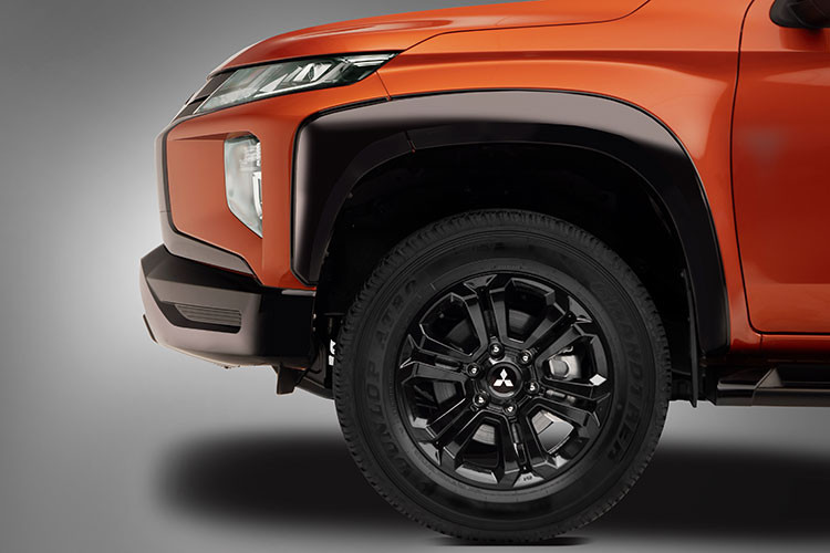 Các phụ kiện như lưới tản nhiệt và ốp cản trước, gương chiếu hậu, ốp vè, mâm xe hợp kim 18-inch và thanh trang trí thể thao đều được phủ sơn đen sắc nét, hoàn thiện phong cách thể thao cho Triton Athlete. Thiết kế tem xe kéo dài về phía đuôi xe cùng dòng chữ “Triton Athlete" được tạo hình sắc sảo với tông màu tương phản khiến ngoại hình xe trở nên ấn tượng, nổi bật.