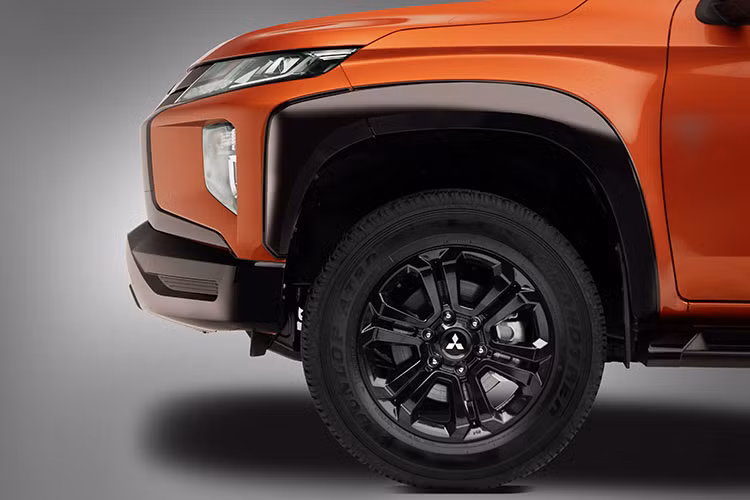 Các phụ kiện như lưới tản nhiệt và ốp cản trước, gương chiếu hậu, ốp vè, mâm xe hợp kim 18-inch và thanh trang trí thể thao đều được phủ sơn đen sắc nét, hoàn thiện phong cách thể thao cho Triton Athlete. Thiết kế tem xe kéo dài về phía đuôi xe cùng dòng chữ “Triton Athlete" được tạo hình sắc sảo với tông màu tương phản khiến ngoại hình xe trở nên ấn tượng, nổi bật.