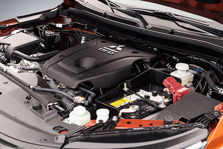 Nhờ được trang bị khóa vi sai trung tâm duy nhất trong phân khúc, chế độ 4H (hoạt động như chế độ AWD toàn thời gian) sẽ giúp xe tăng độ bám trên mặt đường trơn trượt. Triton Athlete còn là mẫu bán tải có thể chuyển cầu linh hoạt giữa chế độ 2H-4H ngay khi đang di chuyển ở tốc độ cao (không vượt quá 100km/h), không chỉ tăng độ an toàn khi vận hành mà còn tiết kiệm nhiên liệu.