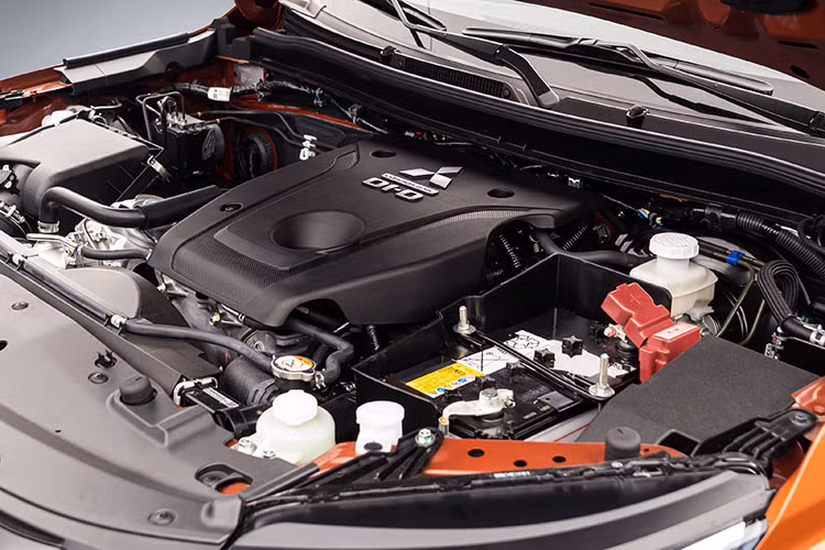 Nhờ được trang bị khóa vi sai trung tâm duy nhất trong phân khúc, chế độ 4H (hoạt động như chế độ AWD toàn thời gian) sẽ giúp xe tăng độ bám trên mặt đường trơn trượt. Triton Athlete còn là mẫu bán tải có thể chuyển cầu linh hoạt giữa chế độ 2H-4H ngay khi đang di chuyển ở tốc độ cao (không vượt quá 100km/h), không chỉ tăng độ an toàn khi vận hành mà còn tiết kiệm nhiên liệu.