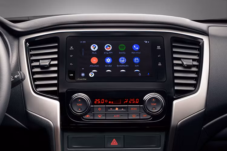 Phiên bản Triton Athlete 4x4 AT sẽ có 7 túi khí cùng nhiều tính năng an toàn chủ động thông minh tiên tiến: Hệ thống cảnh báo và giảm thiểu va chạm phía trước (Forward Collision Mitigation System – FCM); Cảnh báo điểm mù kết hợp hỗ trợ chuyển làn đường (Blind Spot Warning – BSW và Lane Change Assist – LCA)...