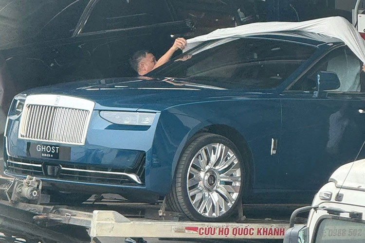 Chiếc Rolls-Royce Ghost Series II 2025 mới bất ngờ xuất hiện tại Việt Nam đang lan truyền nhanh chóng trên các diễn đàn và hội nhóm yêu xe. Chiếc sedan siêu sang bị bắt gặp khi đang được đưa lên hoặc hạ xuống khỏi xe chuyên chở tại một địa điểm không được tiết lộ.