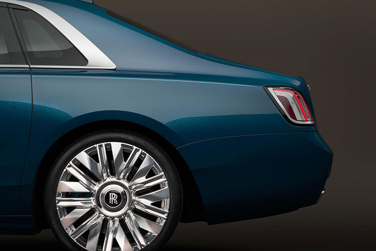 Ghost Series II sở hữu một số thay đổi đáng chú ý ở ngoại thất, trong đó có cụm đèn chiếu sáng LED hoàn toàn mới với dải LED định vị ban ngày thanh mảnh hơn. Lưới tản nhiệt đặc trưng của Rolls-Royce nay được bổ sung hệ thống chiếu sáng và thiết kế vuông vức hơn.