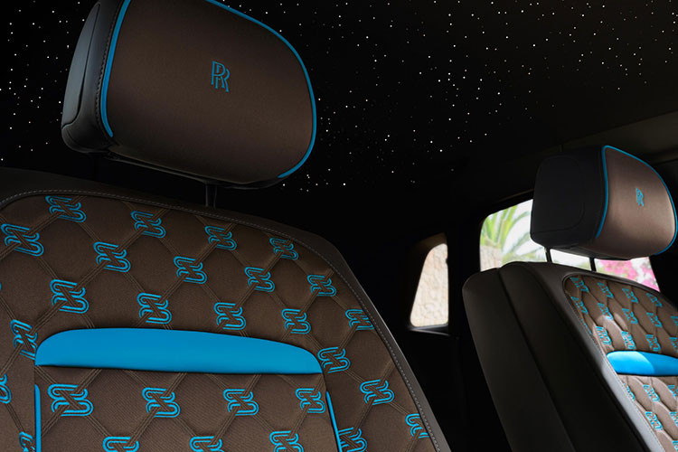 Dưới nắp ca-pô, Ghost Series II vẫn sử dụng khối động cơ V12 6.75L tăng áp kép, cung cấp công suất tối đa 563 mã lực và mô-men xoắn cực đại 850 Nm. Xe được trang bị hộp số tự động 8 cấp và hệ dẫn động bốn bánh toàn thời gian.