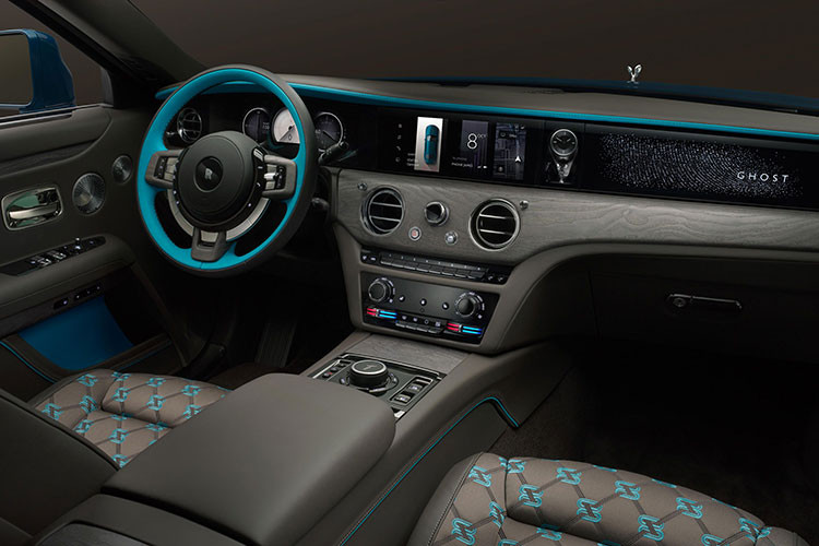 Ở nội thất, mẫu xe gây ấn tượng với cụm đồng hồ chuyển sang dạng kỹ thuật số hoàn toàn, thay thế cho ba đồng hồ analog trước đây. Hệ thống thông tin giải trí mới có tên gọi Spirit, hỗ trợ kết nối với ứng dụng Whispers độc quyền của Rolls-Royce, cho phép người dùng điều khiển xe từ xa, gửi vị trí, khóa/mở xe và nhiều tính năng khác.