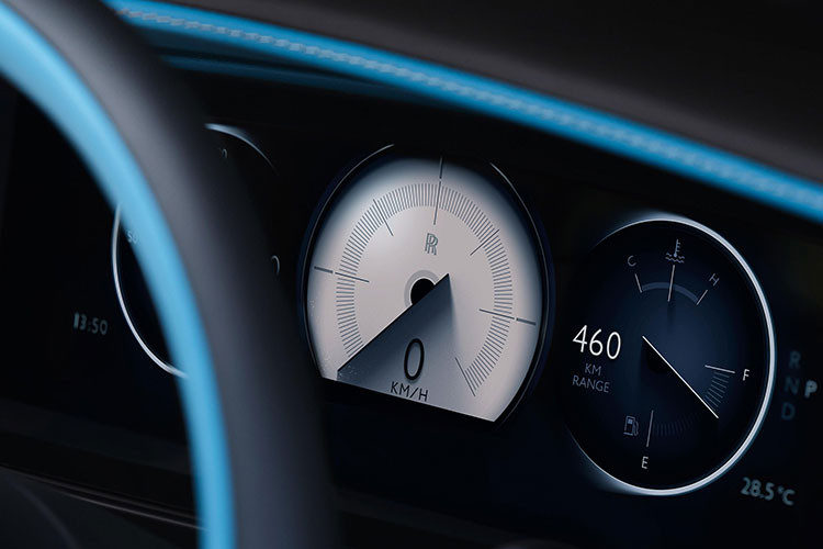 Rolls-Royce còn cung cấp thêm tùy chọn ốp nội thất mới như gỗ Grey Stained Ash và vải Duality Twill làm từ sợi tre - một loại chất liệu đặc biệt được hãng đầu tư tới một năm để phát triển.