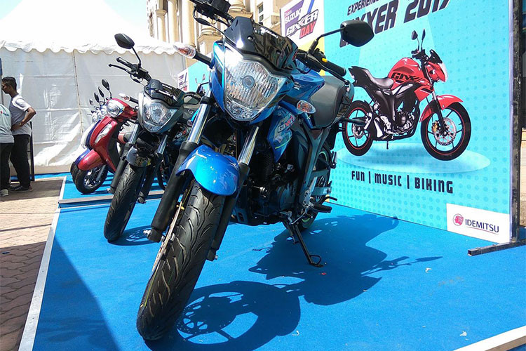 Ở phiên bản 2018 này, Suzuki Gixxer ABS không có nhiều thay đổi về hình thức lẫn trang bị so với bản 2017 trước đây. Mẫu xe mới này vẫn sở hữu thiết kế trẻ trung, khá bắt mắt. Hệ khung sườn của xe được thiết kế với trọng lượng nhẹ, tuy nhiên lại có độ an toàn và ổn định cao.