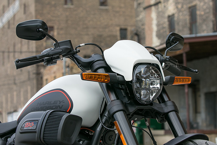 Mới đây, hãng xe Mỹ vừa cho ra mắt thêm một mẫu Harley-Davidson FXDR 114 2020 mới phiên bản giới hạn trên toàn thế giới và chỉ 30 chiếc được bán ra ở 2 thị trường Anh Quốc và Ireland.