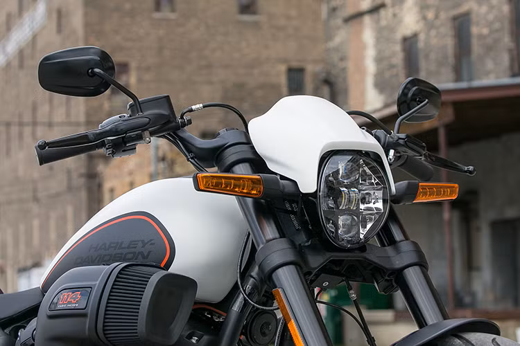 Mới đây, hãng xe Mỹ vừa cho ra mắt thêm một mẫu Harley-Davidson FXDR 114 2020 mới phiên bản giới hạn trên toàn thế giới và chỉ 30 chiếc được bán ra ở 2 thị trường Anh Quốc và Ireland.