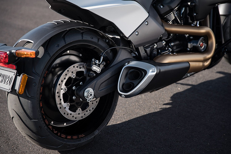 Ở phiên bản này, Harley-Davidson FXDR 114 giới hạn này, nó được trang bị khá lạ mắt với bộ cùm nâng và tay lái tách biệt được gọi là "Fat Ape", không còn là bộ ghi đông clip-on như phiên bản tiêu chuẩn.