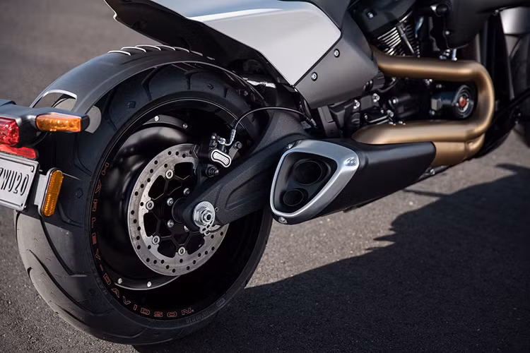 Ở phiên bản này, Harley-Davidson FXDR 114 giới hạn này, nó được trang bị khá lạ mắt với bộ cùm nâng và tay lái tách biệt được gọi là "Fat Ape", không còn là bộ ghi đông clip-on như phiên bản tiêu chuẩn.