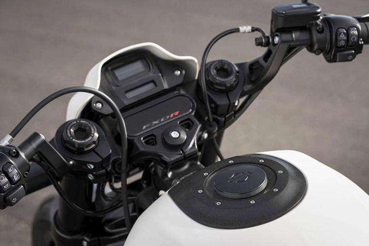 Với thiết kế theo kiểu dáng Cruiser hiện đại, Harley-Davidson FXDR 114 đặc biệt, sản xuất giới hạn được trợ giúp thiết kế bởi những họa sĩ thiết kế tại Anh và cơ sở thiết kế Image Design Custom. Do đó, chiếc xe FXDR 114 mới nhất sẽ mang thiết kế đậm chất Anh Quốc với bộ màu trắng đen với một số họa tiết vàng nổi bật.