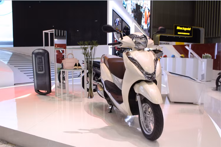 So với thế hệ cũ, Lead 125 phiên bản mới vẫn giữ "phom" của một chiếc xe tay ga đô thị, hướng tới nhóm khách hàng nữ giới. Tuy nhiên trên phiên bản mới này, Honda đã thay đổi nhiều chi tiết và đường nét hơn, khiến Lead trông nổi bật, hiện đại hơn và tạo sự khác biệt so với phiên bản cũ.