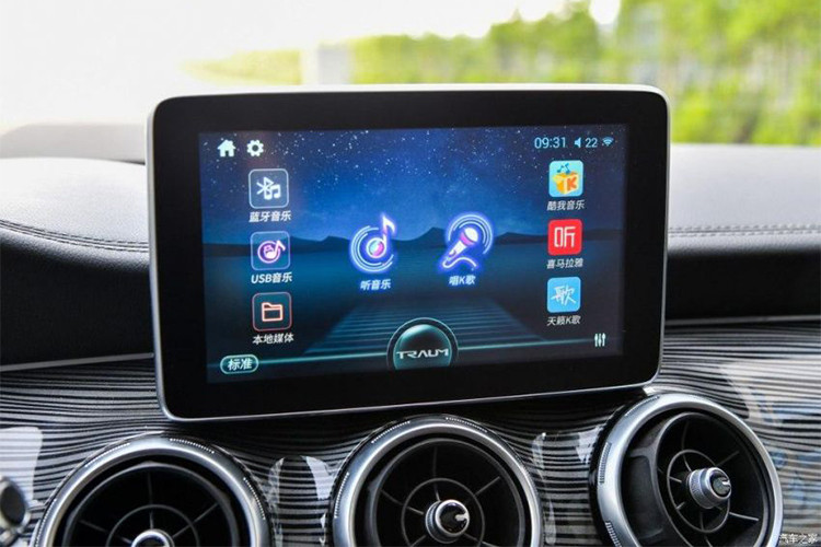 Tài xế và hành khách trên xe có thể sử dụng microphone không dây nhãn hiệu Traum để thể hiện giọng ca của mình và bạn có thể bổ sung thêm nhiều bài hát mới vào hệ thống thông qua cổng USB hoặc Bluetooth.