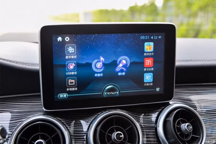 Tài xế và hành khách trên xe có thể sử dụng microphone không dây nhãn hiệu Traum để thể hiện giọng ca của mình và bạn có thể bổ sung thêm nhiều bài hát mới vào hệ thống thông qua cổng USB hoặc Bluetooth.