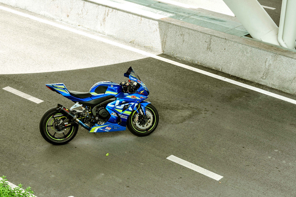 Tại Việt Nam, Suzuki GSX-R1000 2017 không phân phối chính hãng. Người dùng phải tìm mua qua các đại lý nhập khẩu tư nhân. Xe có mức giá khoảng 595 triệu đồng, nằm trong phân khúc sport bike 1.000 phân khối, cạnh tranh trực tiếp với Yamaha YZF-R1, Honda CBR1000RR và Kawasaki ZX-10R.