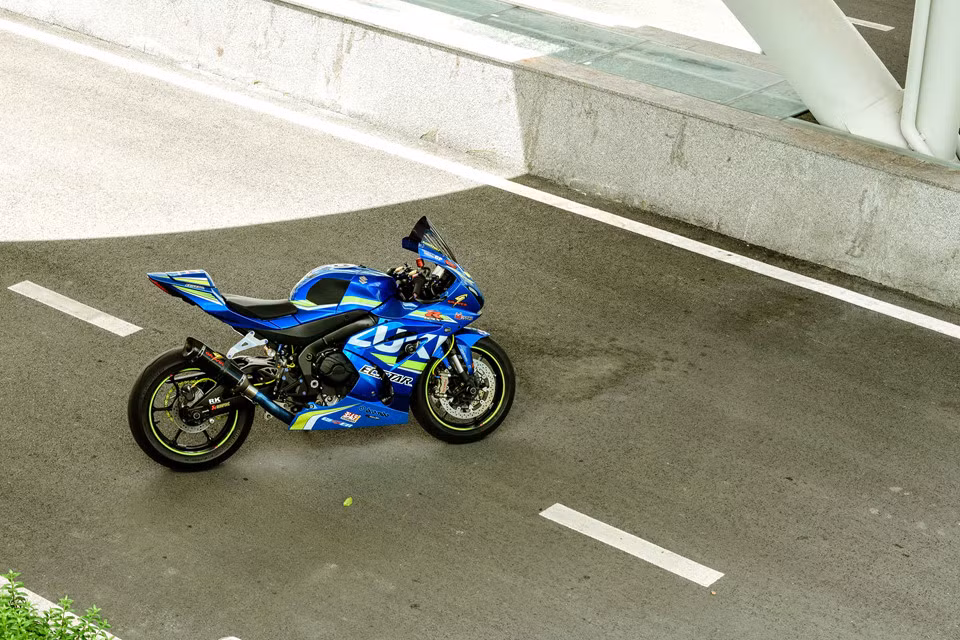 Tại Việt Nam, Suzuki GSX-R1000 2017 không phân phối chính hãng. Người dùng phải tìm mua qua các đại lý nhập khẩu tư nhân. Xe có mức giá khoảng 595 triệu đồng, nằm trong phân khúc sport bike 1.000 phân khối, cạnh tranh trực tiếp với Yamaha YZF-R1, Honda CBR1000RR và Kawasaki ZX-10R.