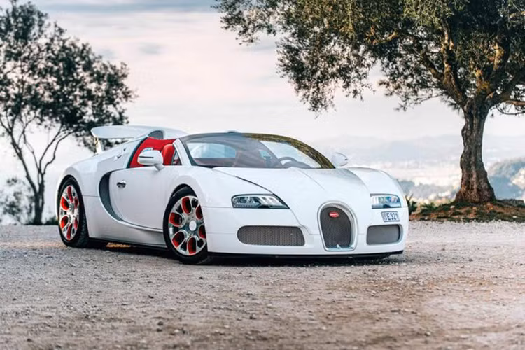 Chiếc Bugatti Veyron Grand Sport phiên bản Rồng đặc biệt xuất hiện trong bài viết này vừa được công bố bán đấu giá nhân dịp năm mới Giáp Thìn 2024. Đây là chiếc xe độc bản được sản xuất cách đây đúng 12 năm để chào mừng năm Nhâm Thìn 2012.