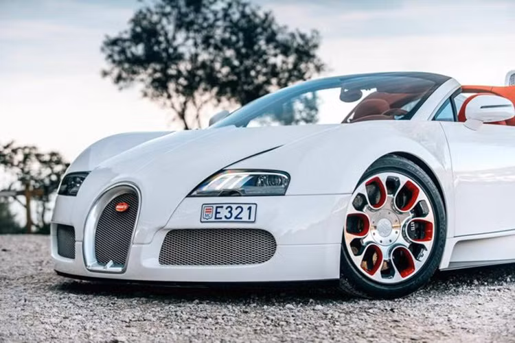 Tình trạng siêu xe Bugatti Veyron Grand Sport Wei Long được đánh giá là gần như mới, vì được bảo dưỡng thường xuyên trong suốt nhiều năm và lần mới nhất đi làm dịch vụ là tháng 11/2023.