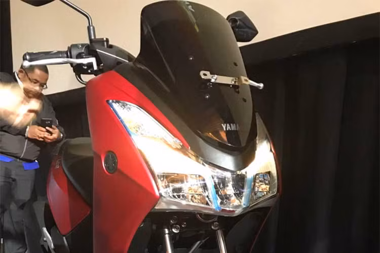 Với kiểu dáng ấn tượng, LEXi 125 được hãng xe máy Yamaha tại Indonesia trang bị phần đầu với kính chắn gió lớn, trong khi toàn bộ cụm đèn hình chữ V được tích hợp hoàn toàn vào mặt nạ trước của xe. Theo trào lưu chung, chiếc xe cũng sử dụng đèn full LED ở phía trước.