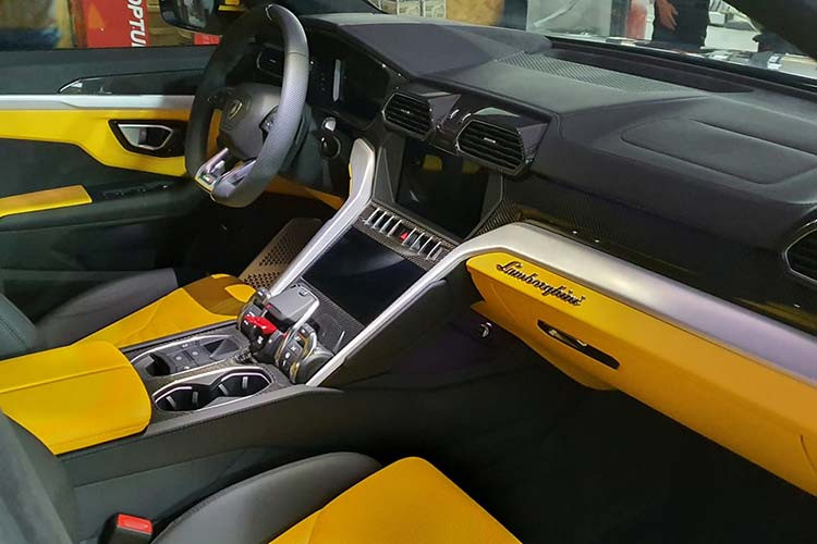 Về kích thước, Lamborghini Urus mới độ không thay đổi so với nguyên bản. Xe có trục cơ sở 3.003mm, tổng thể (Dài x Rộng x Cao) tương ứng (5.112 x 2.016 x 1.638)mm. Khoảng sáng gầm xe dao động từ 158mm tới 248mm tùy theo chế độ và điều khiển của treo khí nén. Thể tích khoang hành lý từ 616 lít đến 1.596 lít (gập ghế).