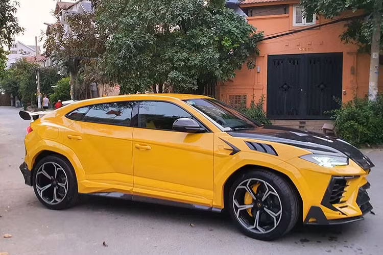 Động cơ kết hợp cùng hộp số tự động 8 cấp và hệ dẫn động 4 bánh, nhờ đó, Lamborghini Urus có thể tăng tốc từ vị trí xuất phát lên 100 km/h chỉ trong thời gian 3,6 giây trước khi đạt vận tốc tối đa 305 km/h. Giá xe Lamborghini Urus mới khởi điểm tại thị trường Mỹ chỉ khoảng 200.000 đô la (tương đương 4,66 tỷ đồng). Khi về Việt Nam, do cõng các loại thuế khác nhau nên giá bán của Lamborghini Urus sẽ không dưới 20 tỷ.