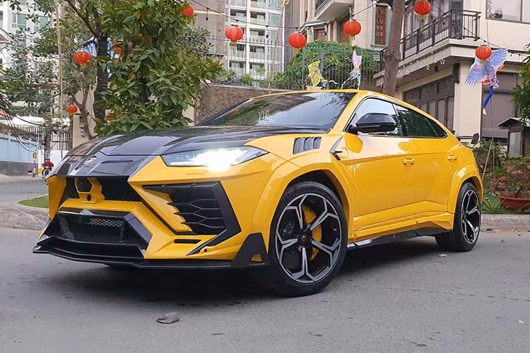 Sau khi được một xưởng độ tại Sài Gòn thực hiện xong gói độ body kit Venatus đến từ Mansory, chiếc siêu SUV Lamborghini Urus độ "Full bài" Mansory độc nhất Việt Nam đã xuống phố với vẻ ngoài hầm hố và mạnh mẽ hơn nhiều so với nguyên bản.