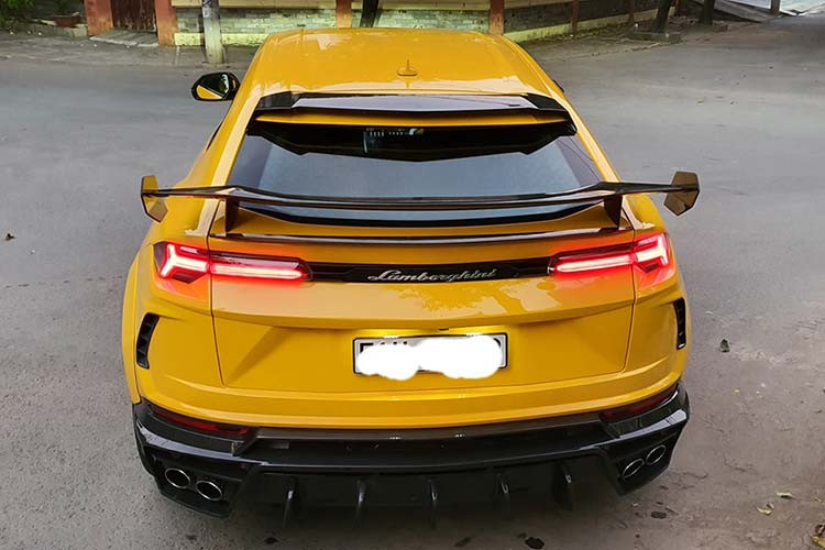 Bản độ Lamborghini Urus Venatus đến từ Mansory mang đến ngoại hình hầm hố hơn cho chiếc siêu SUV Lamborghini Urus này. Những thay đổi so với xe nguyên bản bao gồm nắp capô mới với hai lỗ thông gió, mặt ca-lăng thiết kế lại, các khe gió được mở rộng và thêm cánh lướt gió trước cũng như các tấm ốp ở đầu xe. Các chi tiết này hoàn toàn bằng carbon.