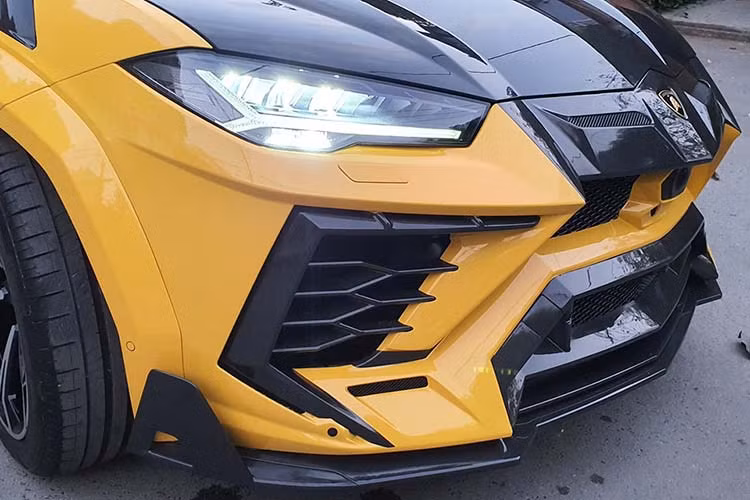 Siêu SUV Lamborghini Urus đầu tiên tại Việt Nam độ "Full bài" Mansory ra lò cận Tết Nguyên đán thuộc chiếc thứ 6 về Việt Nam. Xe được nhập khẩu chính hãng nhưng hành tung về nước khá kín tiếng. Chỉ đến tháng 11/2019 xe được đưa đi đăng kiểm biển số, giới mê xe mới hay tin tại Việt Nam đã có chiếc Lamborghini Urus thứ 6.