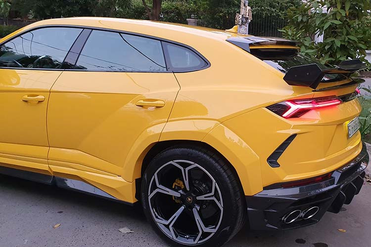 Chưa hết, siêu SUV Lamborghini Urus đầu tiên tại Việt Nam độ "Full bài" Mansory còn có thêm các mang cá bằng carbon ở vòm bánh xe, nẹp sườn carbon mới và tất nhiên là cánh gió đuôi cố định hai tầng cũng bằng carbon. Khá đáng tiếc là chủ xe vẫn giữ lại bộ mâm 5 chấu kép Nath kích thước lên đến 22 inch nguyên bản. Có thể bộ mâm độ không kịp về trước Tết Nguyên đán để độ. 