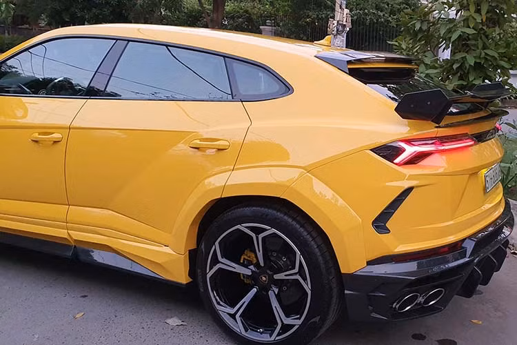 Chưa hết, siêu SUV Lamborghini Urus đầu tiên tại Việt Nam độ "Full bài" Mansory còn có thêm các mang cá bằng carbon ở vòm bánh xe, nẹp sườn carbon mới và tất nhiên là cánh gió đuôi cố định hai tầng cũng bằng carbon. Khá đáng tiếc là chủ xe vẫn giữ lại bộ mâm 5 chấu kép Nath kích thước lên đến 22 inch nguyên bản. Có thể bộ mâm độ không kịp về trước Tết Nguyên đán để độ. 