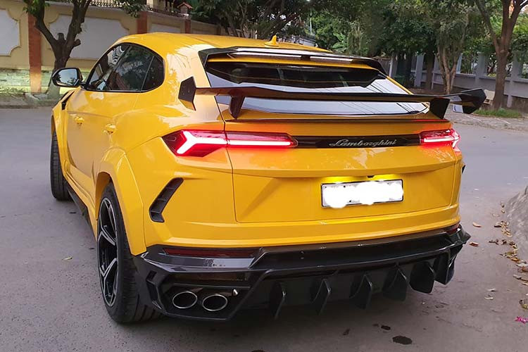 Nhiều khả năng xe không được "thông nòng" động cơ. Nhưng nguyên bản Lamborghini Urus cũng có sức mạnh đáng kinh ngạc nhất trong phân khúc SUV, mẫu xe này được trang bị "trái tim" V8, tăng áp kép, dung tích 4.0 lít, sản sinh công suất tối đa 650 mã lực tại vòng tua máy 6.000 vòng/phút và mô-men xoắn cực đại 850 Nm tại dải vòng tua máy từ 2.250 đến 4.500 vòng/phút.