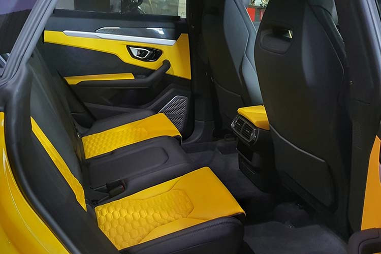 Cụm điều khiển của mẫu siêu SUV Lamborghini Urus cũng bao gồm nút khởi động và chế độ lựa chọn lái Anima của xe với 6 tính năng lái như Strada (đường phố), Sport (thể thao) và Corsa (đường đua) khá quen thuộc trên các siêu xe của hãng. Ngoài ra, 3 chế độ mới tinh là Sabbia (đường cát), Terra (việt dã) và Neve (tuyết)...