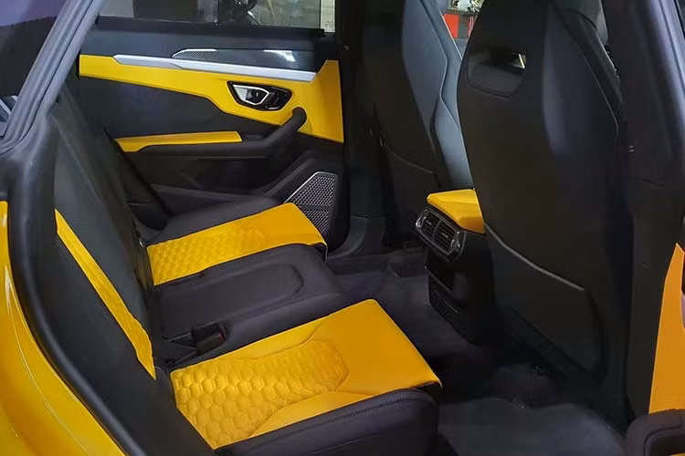 Cụm điều khiển của mẫu siêu SUV Lamborghini Urus cũng bao gồm nút khởi động và chế độ lựa chọn lái Anima của xe với 6 tính năng lái như Strada (đường phố), Sport (thể thao) và Corsa (đường đua) khá quen thuộc trên các siêu xe của hãng. Ngoài ra, 3 chế độ mới tinh là Sabbia (đường cát), Terra (việt dã) và Neve (tuyết)...
