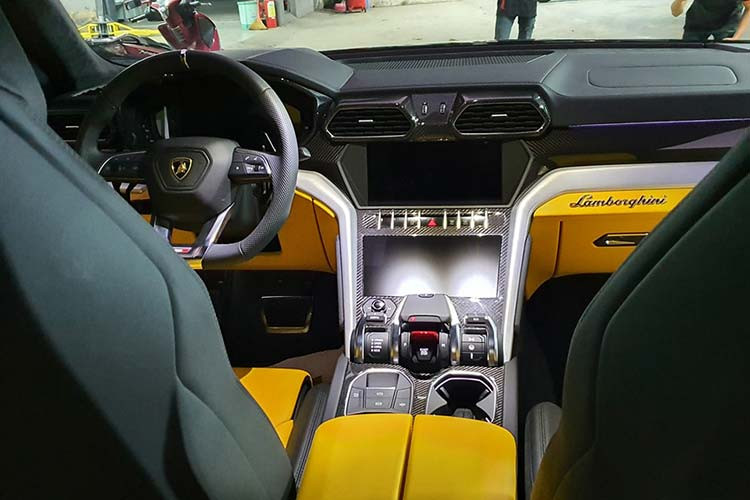 Bên trong nội thất, Lamborghini Urus được trang bị 2 màn hình giải trí và kết nối hệ thống thông tin giải trí Lamborghini (LIS). Ở màn hình trên cùng sẽ đảm nhận nhiệm vụ như hệ thống thông tin giải trí, định vị, điện thoại và thông tin trạng thái xe. Màn hình phía dưới dùng để điều khiển các tính năng như điều hoà nhiệt độ, bàn phím.