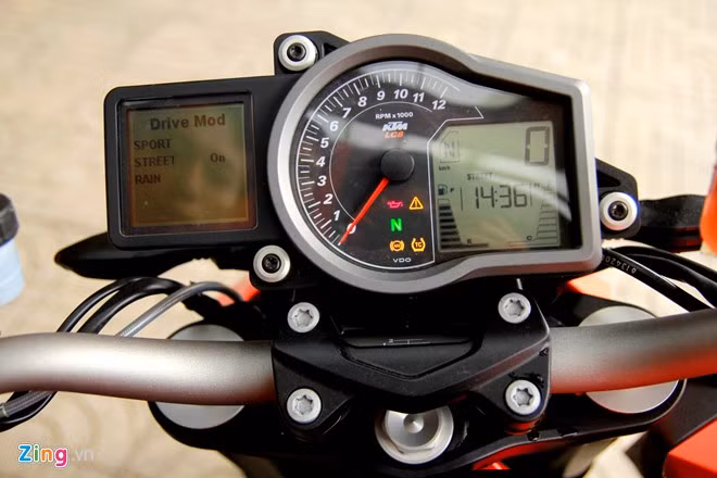 Mặc dù sở hữu động cơ mạnh mẽ và kích thước của xe khá lớn, KTM Super Duke 1290 R chỉ nặng 189 kg. Kết quả này có được nhờ nỗ lực đưa vật liệu cao cấp vào sản xuất giúp giảm trọng lượng bớt trọng lượng.