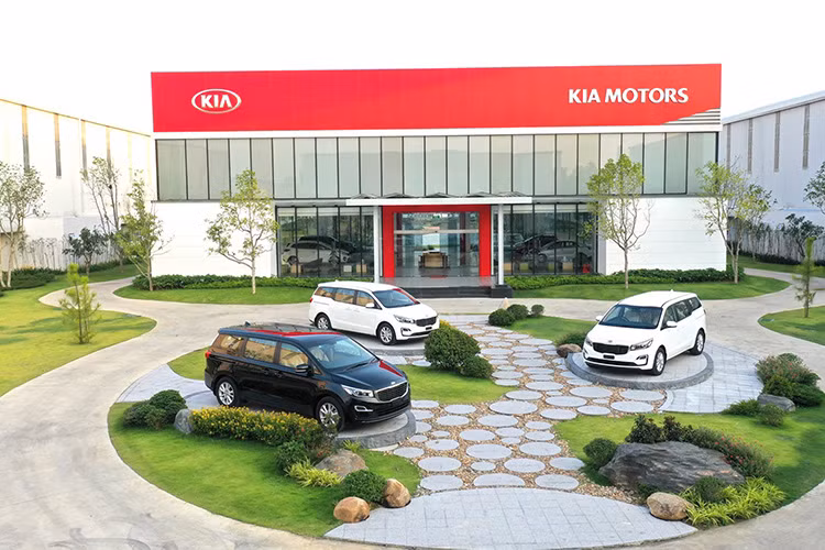 Kia Grand Carnival lap rap tai Viet Nam xuat khau sang Thai