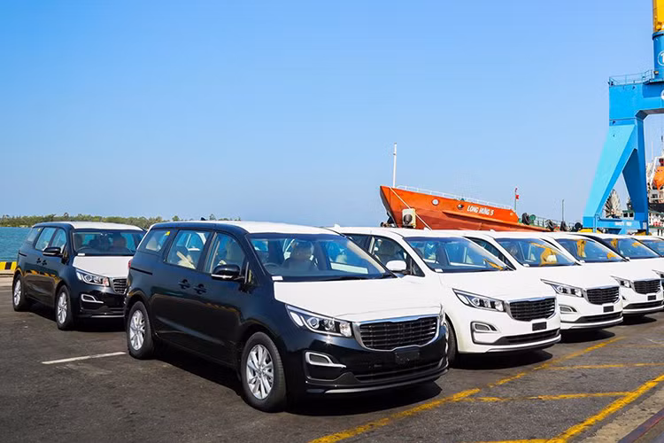 Đối tác nhập khẩu xe Kia Grand Carnival là Công ty Yontrakit Kia Motor Co., Ltd - nhà nhập khẩu và phân phối ủy quyền của Kia tại Thái Lan, có trụ sở ở Bangkok. Lô xe được đưa lên tàu tại cảng Cát Lái (TP HCM).