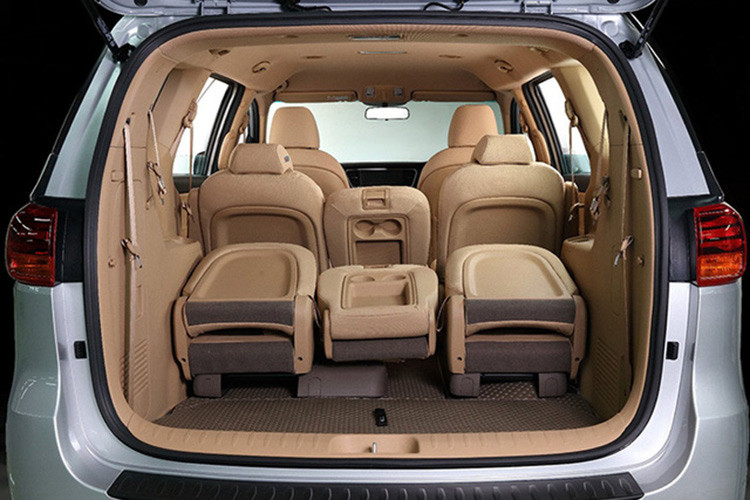 Trong đó, các cụm chi tiết lớn như động cơ, hộp số, cầu trước, cầu sau… được lắp ráp, kiểm tra trên các dây chuyền riêng biệt, sau đó được vận chuyển bằng hệ thống AGV (Automatic Guided Vehicle) để kết nối vào thân xe, đảm bảo độ chính xác trong suốt quá trình lắp ráp.