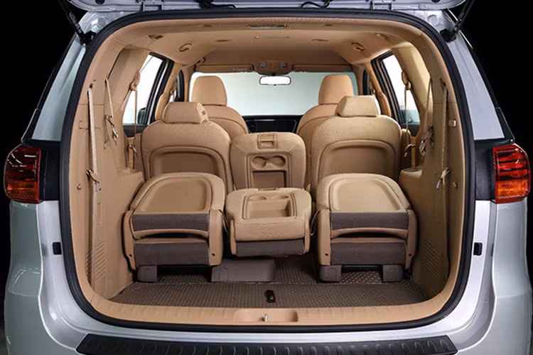 Trong đó, các cụm chi tiết lớn như động cơ, hộp số, cầu trước, cầu sau… được lắp ráp, kiểm tra trên các dây chuyền riêng biệt, sau đó được vận chuyển bằng hệ thống AGV (Automatic Guided Vehicle) để kết nối vào thân xe, đảm bảo độ chính xác trong suốt quá trình lắp ráp.