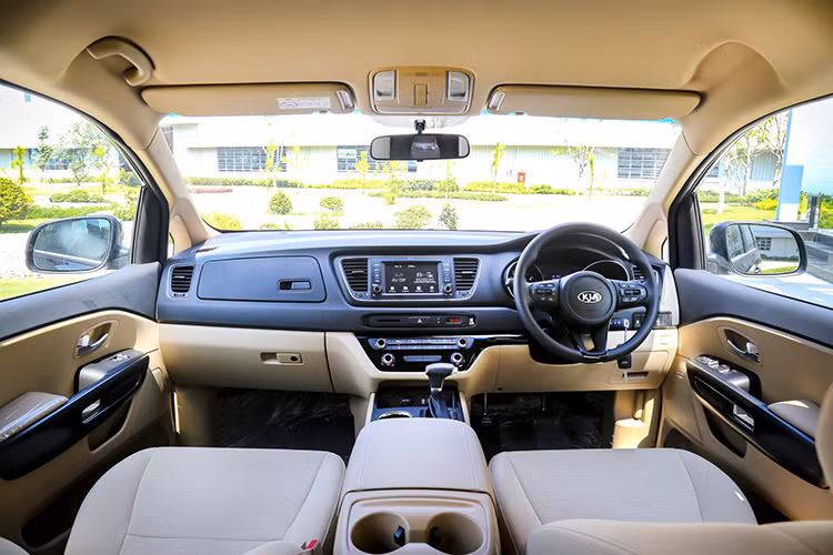 Kia Grand Carnival máy dầu mới được sản xuất tại nhà máy Thaco Kia có các linh kiện nội địa hóa trong nước và khu vực ASEAN như mâm, bình điện, lốp, loa, còi xe… Quy trình sản xuất mỗi chiếc xe đều phải trải qua các công đoạn và được kiểm tra chất lượng nghiêm ngặt theo tiêu chuẩn của Tập đoàn Kia toàn cầu.