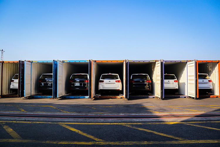 Đạt tiêu chuẩn chất lượng của Tập đoàn Kia toàn cầu và tỷ lệ nội địa hóa trên 40%, sản phẩm Kia Grand Carnival đáp ứng tiêu chí hàm lượng khu vực RVC (Regional Value Content) để hưởng thuế suất nhập khẩu ưu đãi 0% theo Hiệp định Thương mại Hàng hóa ASEAN (hiệp định ATIGA). Tại thị trường Thái Lan, Kia Grand Carnival là mẫu xe đa dụng cao cấp được yêu thích với doanh số tăng trưởng liên tục hàng năm.