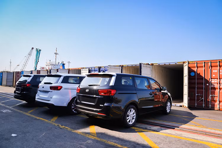 Xe du lịch Kia Grand Carnival xuất khẩu (tên tại thị trường Việt Nam là Kia Sedona) có thiết kế độc đáo, tinh tế, phù hợp thị hiếu người dùng ở Thái Lan, cùng các tính năng hiện đại, tiện nghi, không gian nội thất rộng rãi với 11 chỗ ngồi và tay lái bên phải theo luật giao thông Thái Lan. Với khả năng vận hành vượt trội mang đến cảm giác lái thú vị, hào hứng, Kia Grand Carnival đáp ứng đa dạng nhu cầu sử dụng của khách hàng.